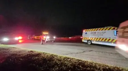 Colisão entre carro e caminhão provoca incêndio e deixa um morto na Via Dutra