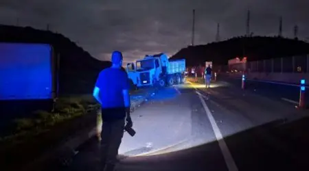 Homem morre em grave colisão entre caminhões na Via Dutra, em Cruzeiro