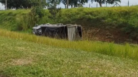 Acidente na Via Dutra entre ônibus e carreta causa tombamento e lentidão de 5km em São José dos Campos