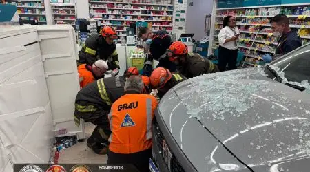 Idosa de 62 anos sofre fratura exposta na perna após veículo invadir farmácia na avenida Cidade Jardim