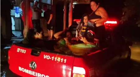 Sete pessoas são resgatadas após carros ficarem ilhados na Praia da Fazenda, em Ubatuba