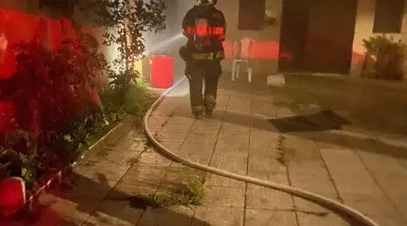 Fogo começa em quarto e Bombeiros evitam propagação em casa de Caraguatatuba