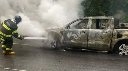 Incêndio em carro interditou temporariamente a Rodovia dos Tamoios, em Caraguatatuba, na manhã desta sexta-feira (9)