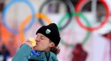 Lucas Pinheiro celebra ouro inédito no slalom gigante em Bormio, primeira medalha do Brasil em Olimpíadas de Inverno/ Foto: Reuters