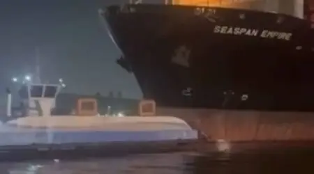 Navio porta-contêineres colide com balsas durante manobra no canal do Porto de Santos, na noite de segunda-feira (16)/ Foto: Redes Sociais