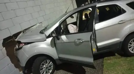 Veículo atingiu muro de condomínio após perder o controle na rotatória do Urbanova