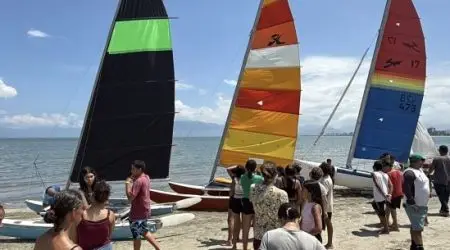 Projeto Colônia de Férias leva crianças de Caraguatatuba para experiência de velejar e educação ambiental.