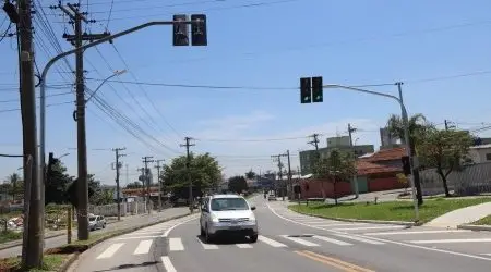 Melhorias viárias em Jacareí reorganizam o trânsito e prometem aumentar a segurança de pedestres e estudantes no bairro São João 