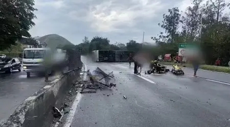 A caminho da Argentina, ônibus com torcedores do Flamengo tomba na Via Dutra