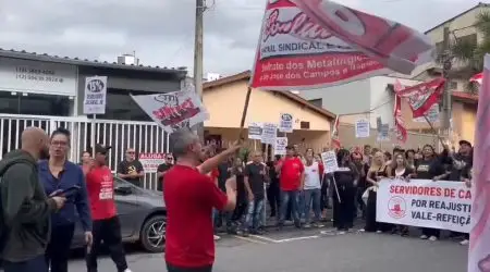 Servidores públicos de Caraguatatuba fazem protesto por reajuste salarial