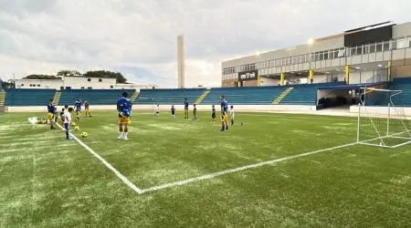 Escola de Futebol Oficial do São José iniciou atividades no estádio Martins Pereira com mais de 100 alunos.