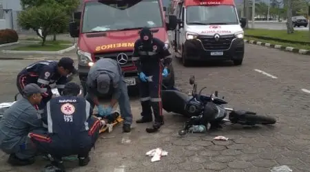 Motociclista embriagado e sem capacete cai e dá trabalho a socorristas em Caraguatatuba