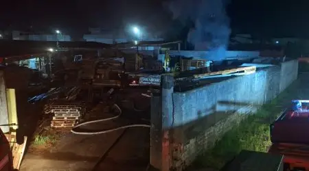 Caminhão estacionado em comércio pega fogo e Bombeiros controlam incêndio!