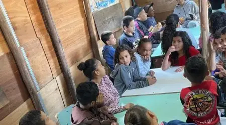 Evangelização em casa na comunidade: palavra de Deus leva esperança às crianças, que vivem felizes pelas vielas