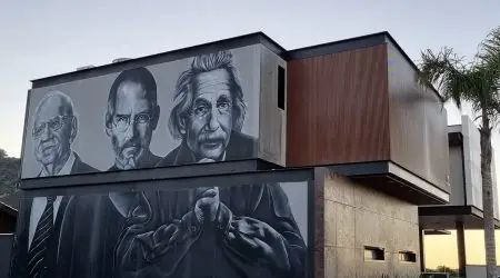 Fundador da Embraer, Ozires Silva é homenageado em painel gigante