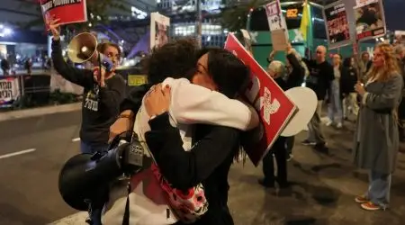 Parentes dos reféns israelenses que foram sequestrados durante  se abraçam enquanto participam de um protesto para exigir um acordo que traga todos os reféns de volta de uma só vez, em meio às negociações de cessar-fogo em Gaza, em Tel Aviv, Israel, em 15 de janeiro de 2025. REUTERS/Ronen Zvulun