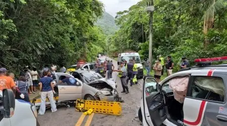 Colisão frontal entre carro e viatura da PM na Rio-Santos deixa três feridos em São Sebastião