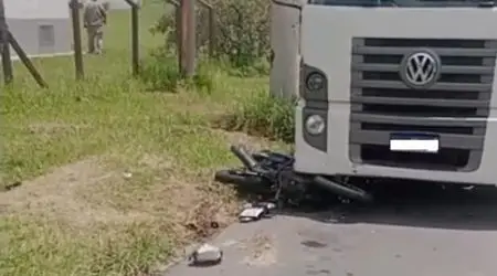 Motociclista de 22 anos morre após colisão com caminhão na Avenida Eurico A. Santos, em Taubaté