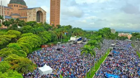 Multidão lota Santuário de Aparecida em procissão do Terço dos Homens
