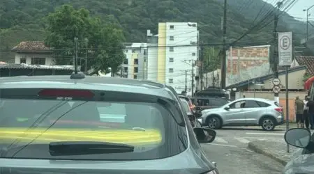 Trânsito caótico em Ubatuba para acessar à Oswaldo Cruz. "Quatro horas para andar 100 metros", desabafa motorista de SJ Campos