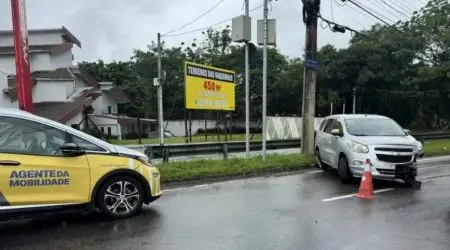 Carro derrapa e colide com poste e guard rail no Urbanova!